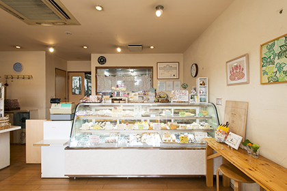 ガラス張りの明るい店内は、店名のとおり「光」が溢れ、お菓子を焼くいい香りが漂います。